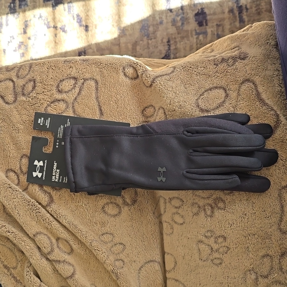 New with tags Under Armour Storm Fleece gloves SM